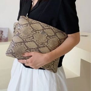 🎉Host Pick🎉 NWT Stellar Faux Snake Print Clutch Wristlet with Detachable Loop!
